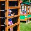Enfant jouant sur Climbing box wooden playhouse dans un parc.