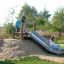 Enfants jouant sur Hill Slide Wide h150 dans un parc.