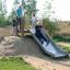 Enfants jouant sur Hill Slide Wide h150 dans un parc extérieur.