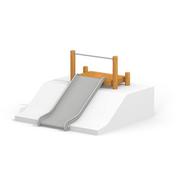 Un large toboggan d’aire de jeux avec poteaux en bois et une surface lisse grise pour les enfants.