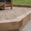 Oak Beam Section (running meter) utilisé comme bordure de bac à sable dans une aire de jeux