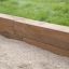 Oak Beam Section (running meter) utilisé comme bordure de jardin.