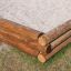 Coin en bois de 5-angle palisade sandbox sur une parcelle d’herbe.