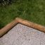 Coin en bois du 5-angle palisade sandbox sur l’herbe.