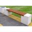 Vega Deco banc extérieur moderne avec lattes en bois et côtés en béton blanc sur une allée pavée