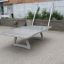 Table Concrete table tennis, free-standing dans un environnement urbain extérieur.