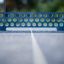 Gros plan d'une table de tennis de table en béton enterrée.