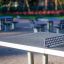 Concrete table tennis, in-ground table dans un parc.