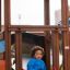 Enfant utilisant le Jubilee Unit castle with slide.