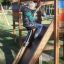 Enfant jouant sur le Jubilee Unit castle with slide dans un parc.