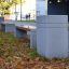 Bancs extérieurs en béton et en bois Brno dans un parc.