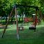 Swing Frame (double swing) dans un parc avec une balançoire en pneu et une balançoire à siège seau.