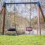 Swing Frame (double swing) dans un parc avec une balançoire en pneu et un siège de balançoire pour tout-petit