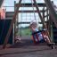 Enfant profitant de Swing Frame (double swing) dans une aire de jeux