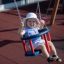 Enfant profitant de Swing Frame (double swing) dans une aire de jeux