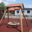 Structure de balançoire simple avec large siège dans une aire de jeux.