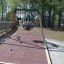 Swing Frame (single swing, wide) avec des enfants qui y jouent dans un parc.