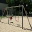 Swing Metal Frame (double swing) dans une aire de jeux sablonneuse.