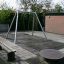 Swing Metal Frame (single swing) dans une aire de jeux.