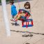 Enfant assis sur un Swing seat: Baby seat dans une aire de jeux