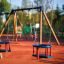 Alt : Swing seat: Baby seat sur une aire de jeux.