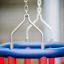 Swing seat: Baby seat avec des barres rouges et un cadre bleu, vue rapprochée.