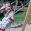 Enfant jouant sur un siège de balançoire : siège de sécurité dans une aire de jeux