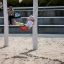 Enfant profitant d'une balade sur un Swing seat: Safety seat rouge dans une aire de jeux.