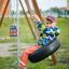 Enfant se balançant sur une balançoire de terrain de jeu Tire seat.