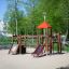 Aire de jeux avec 'Lemur single slide' et structures d’escalade.
