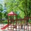 Structure de aire de jeux en bois avec toboggan rouge Lemur single slide dans un parc