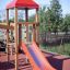 Toboggan rouge de aire de jeux sur structure en bois, Lemur single slide.