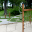 Panther wooden playhouse dans un parc avec des arbres verts et un sol sablonneux