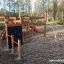 Maisonnette de jeu Panther en bois pour enfants dans une aire de jeux.