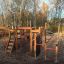 Panther wooden playhouse avec des toboggans et des structures d’escalade dans une aire de jeux