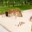 Panther wooden playhouse dans un parc sur une aire de jeux sablonneuse