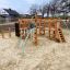 Panther wooden playhouse pour enfants sur une aire de jeux sablonneuse
