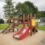 Structure de jeux pour enfants avec un toboggan rouge et des éléments en bois Mini play