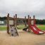 Ensemble de jeux Mini play avec toboggan et mur d’escalade sur surface sablonneuse
