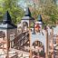 Windsor castle with slide dans une aire de jeux de parc