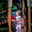Enfant jouant sur l'aire de jeux extérieure Windsor castle with slide.