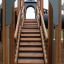 Escalier en bois de Camelot castle with slide dans une aire de jeux.