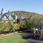 Camelot castle with slide dans un cadre de parc pittoresque