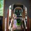Enfant jouant sur un Camelot castle with slide.