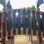 Pont en bois et structure de jeu de Camelot castle with slide dans une aire de jeux.