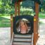 Enfant jouant dans Locomotive Nature train playhouse sur l’aire de jeux.