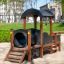 Locomotive Nature train playhouse dans un parc.