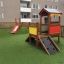Hill Slide SL90 avec un toboggan rouge et une maisonnette en bois dans une aire de jeux
