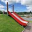 Toboggan rouge sur une aire de jeux herbeuse, Hill Slide SL90.
