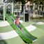Enfant jouant sur l’équipement de jeu extérieur Hill Slide SL120.